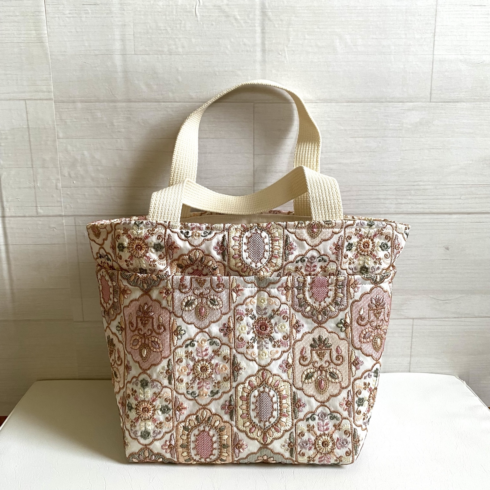 ゆう　インド刺繍大人のいちご柄　トートバッグ　ハンドメイド 大人可愛いインド刺繍生地 トートバッグ ピンク系 一点物