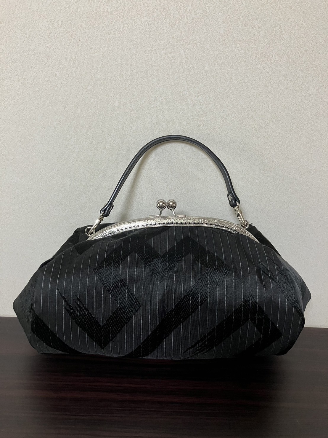 アンズルーム★コロンと可愛い　がま口バッグ★ハンドバッグ★帯リメイク★黒　喪