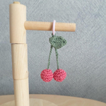 ぽんぽんフルーツ🍒 さくらんぼ 小鳥のおもちゃ 鈴入り 手編みコットン さくらんぼ モチーフ 吊り下げ 文鳥・インコ用