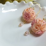 ゆらゆら揺れるロザフィジュリアのピアス（ピンク）♪