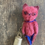 不思議な猫ぬいぐるみ＊中サイズ＊spirit animal＊グラスアイ＊モヘア＊ハンドメイド＊赤＊鈴つき