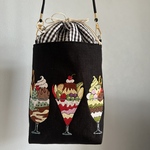 黒リネンの巾着型ショルダーバック　プリンアラモード　チョコレートパフェ　抹茶パフェの手刺繍　スィーツ刺繍　刺繍　手刺繍　麻100％ リネン100％  スマホショルダー　巾着袋　ポシェット　巾着