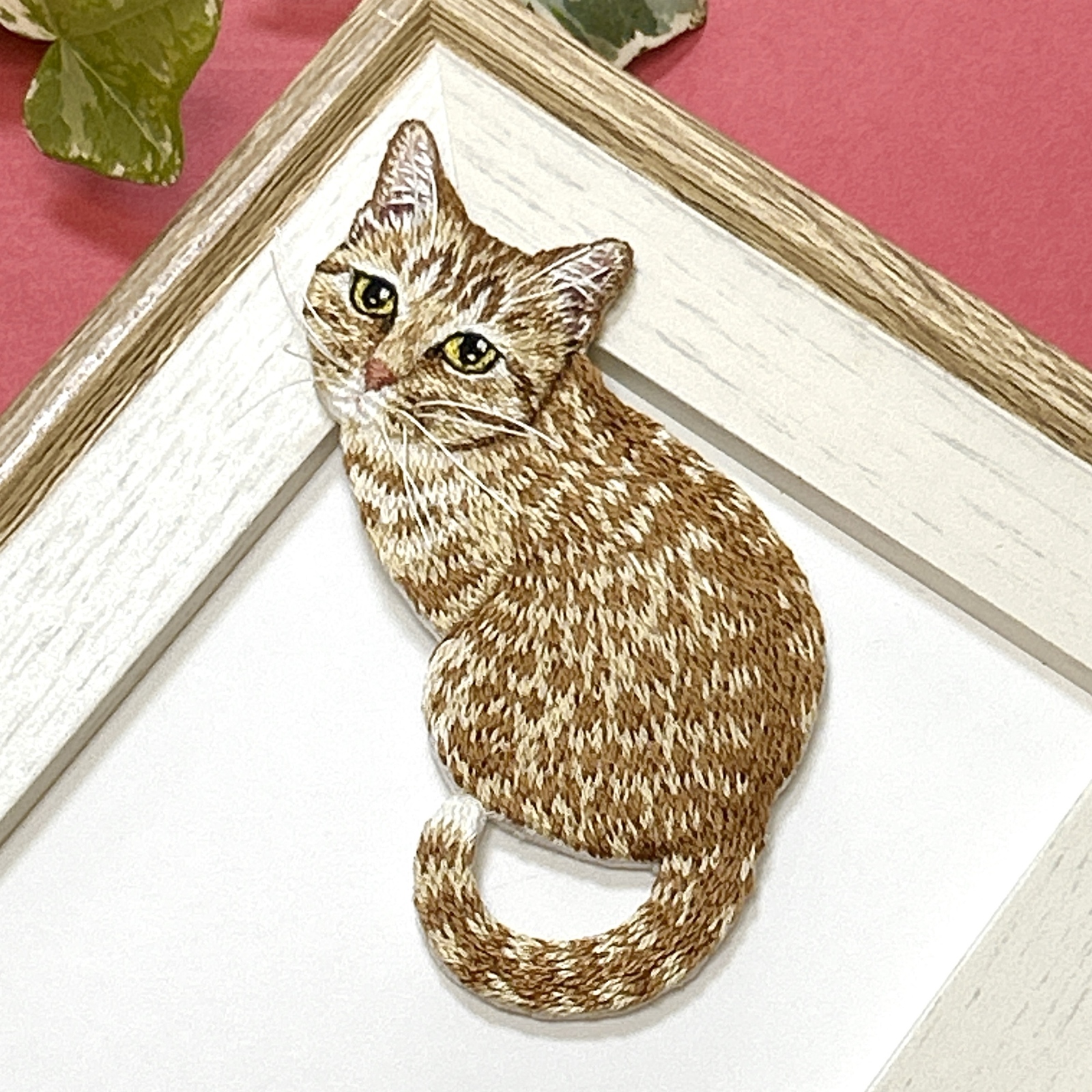 受注製作】見返り茶トラ猫の刺繍ブローチ - la_omame | minne byGMO