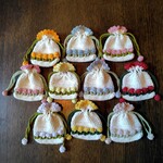 【送料無料♡お試し価格】ちょっこり咲くお花の巾着ポーチ ミニサイズ（淡いピンクのお花＆黄緑の葉っぱ）