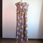 アフリカ柄の前ギャザーロングワンピース　オレンジ色とベージュのスクエア柄