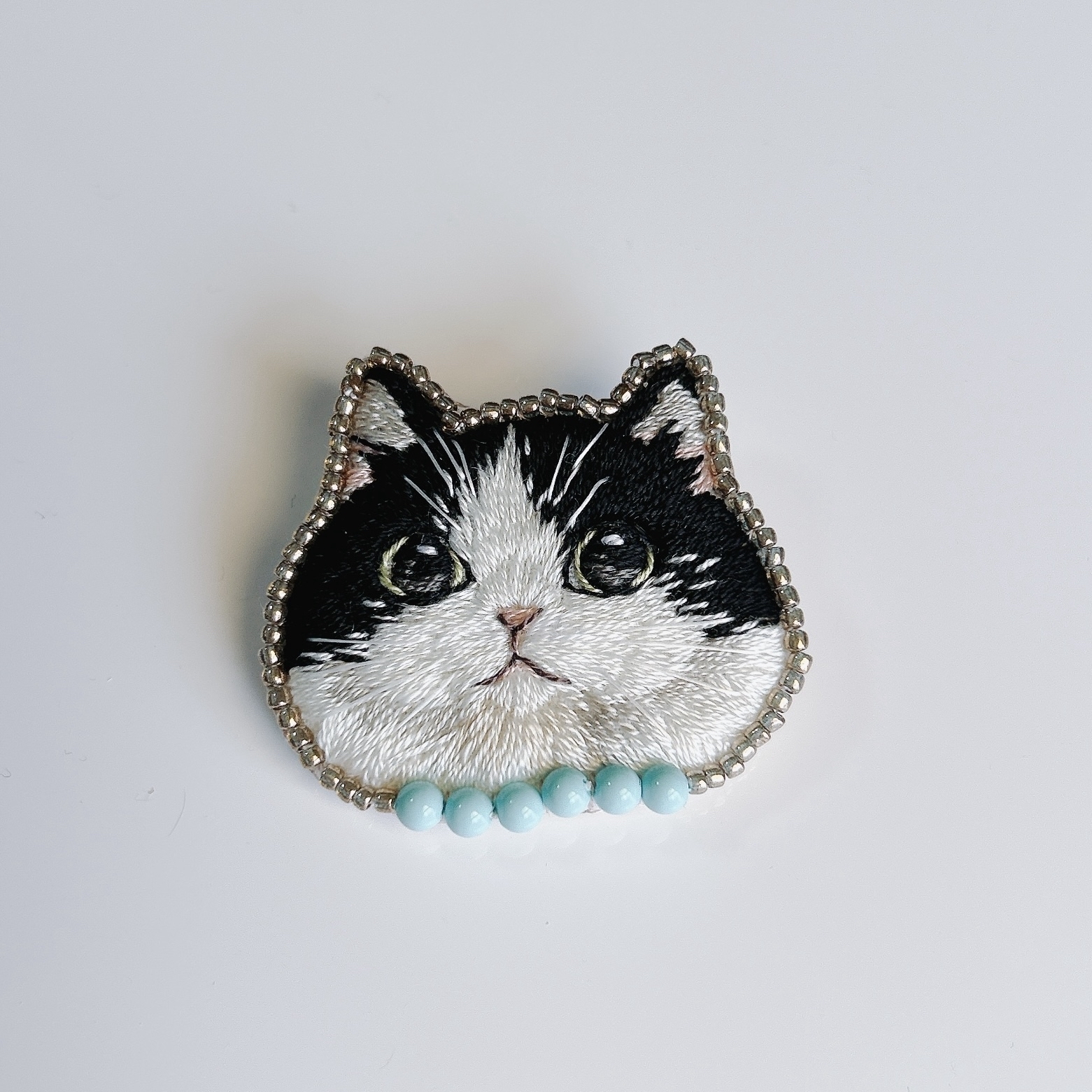 ハチワレ猫刺繍ブローチ - michiss_catmade | minne byGMOペパボ 国内