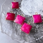 ☆再入荷【1pc】天然石スクエアチャーム　ジェイド　レッドピンク