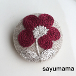 ☆刺繍☆くるみボタンのブローチ