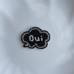 oui  (black) 吹き出し　ブローチ　ビーズ刺繍　フランス語