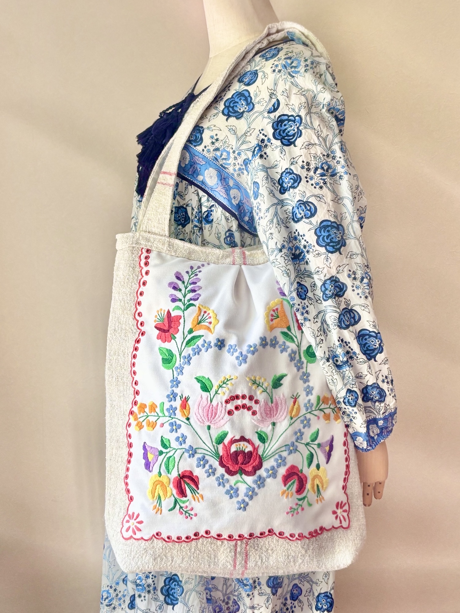 カロチャ刺繍リメイクバッグ ハートのお花リースフラットトートバッグ