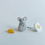 「ネズミくんとチーズとお花」陶動物の置物
