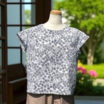 夏物バーゲン🎉保多織の小花柄フレンチスリーブブラウス（後ボタン）⭐送料無料￥6800⇒￥5700