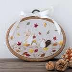 《送料無料》秋の刺繍フレーム 1点限定 壁飾り 動物 うさぎ ハリネズミ りす 落ち葉 枯れ葉 きらきら 敬老の日 プレゼント ギフト ナチュラル フォトフレーム