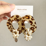 H6. 〈人気再販〉レオパード パール ピアス イヤリング Leopard 大ぶり 秋冬 アニマル柄 個性的 目立つ 特別 アクリル ヒョウ柄 金属アレルギー対応 人気 被らない