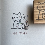 スタンプ　No. 9247子ネコに帽子をかぶせるネコ