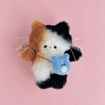 くまちゃん🐻ポシェットつけたョ！三毛猫ちゃん♡手のひらサイズのぬいぐるみ♡①