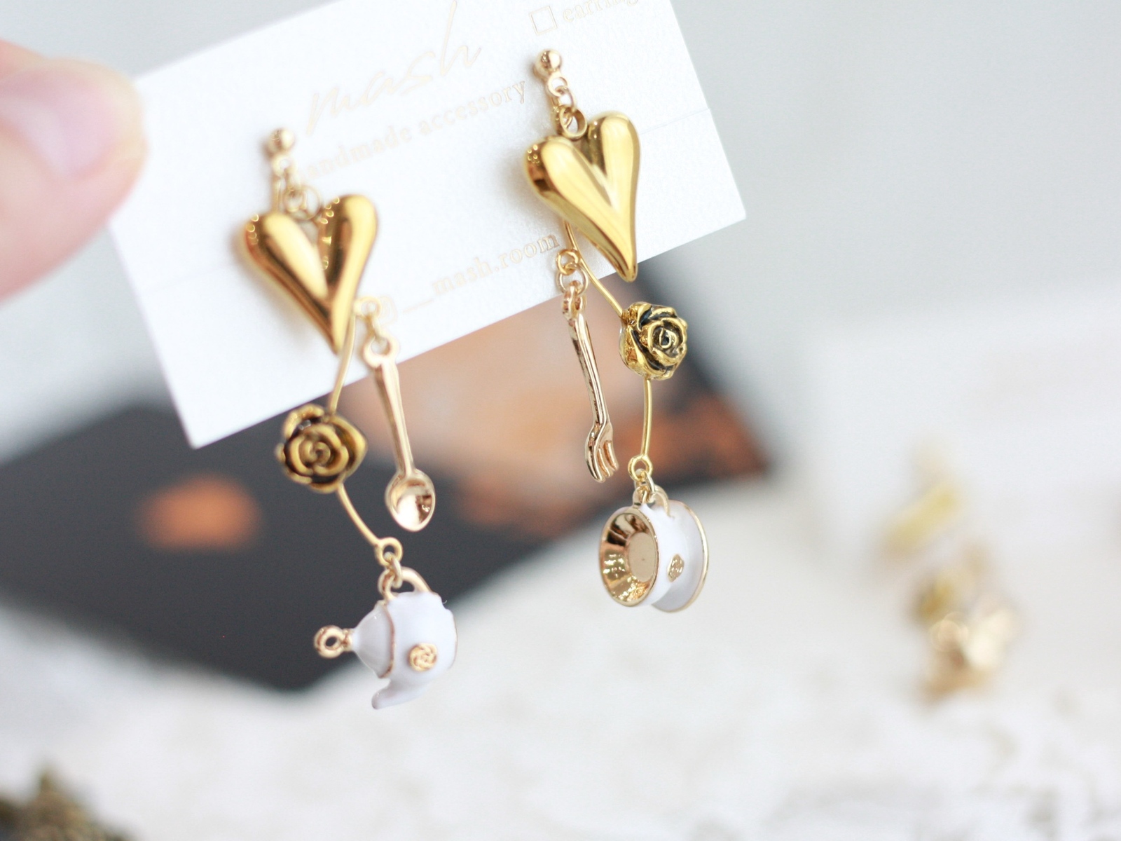 ハンドメイド 透明緑色 ティーポットイヤリング ハンドメイド 透明緑色 ティーポットイヤリング 新発売