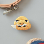 お昼寝キツネの手刺繍ブローチ