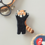 ガオー！レッサーパンダの手刺繍ブローチ