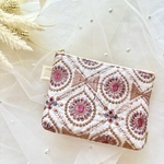 ♡たくさん入るまち付きポーチ♡インド刺繍生地のファスナーポーチ　⌘ White ⌘ リボン＆フラワー