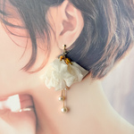 ドレスにおすすめ♡ 大ぶり　揺れるシフォンタッセルピアス・イヤリング　ホワイト×ゴールド　パール　ウエディング