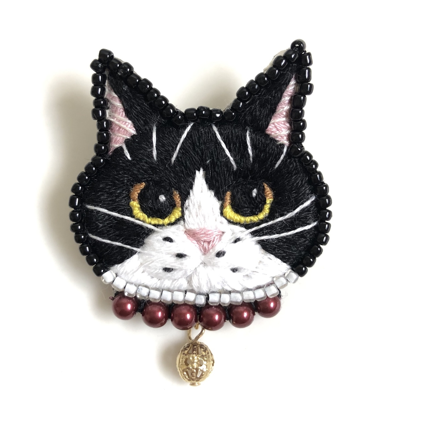 静寂の中に佇むブリティッシュショートヘア猫 ビーズ刺繍 ブロー2way