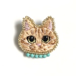 茶トラのおチビちゃん　ブローチ　愛猫と一緒にお出かけ気分♪ 手刺繍　ビーズ刺繍　猫好き　猫刺繍　動物刺繍　猫の日　猫グッズ　プレゼント　世界猫の日　子猫ちゃん　アクアグリーン