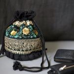 Sサイズ✴︎インドブレード＆麻スラブ　丸底ミニ巾着バッグ　緑＆黄色　刺繍　ゴールド　花柄　スパンコール　タッセル