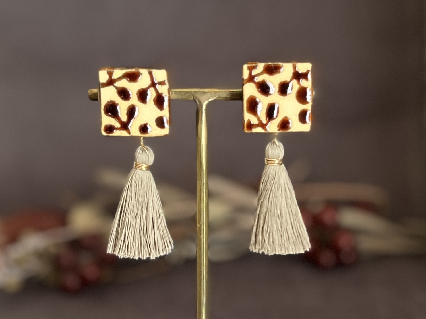 「スクエア陶器イヤリング 飴釉模様 × グレージュタッセル」　『飴色の葉』