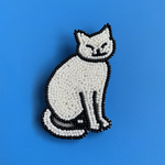 白ネコのビーズ刺繍ブローチ