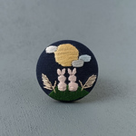 【受注制作】お月見うさぎ刺繍ブローチ　中秋の名月　こっくり秋