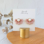 花びらの刺繍ピアス/イヤリング　〖ピンク〗