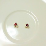 小さなスワロフスキーシャム　パールピアス