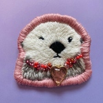 ウインクラッコの刺繍ブローチ