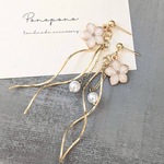 揺れる花とパールのウェーブラインピアス /イヤリング　デイリー　オフィス　ツイスト　入園式　入学式　卒園式　卒業式　デート　揺れる　ゆれる　桜　ゴールド　チタン　樹脂ピアス　変更OK アレルギー