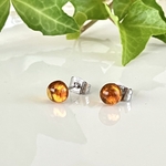 ＜再販＞バルティックアンバーのカボションスタッドピアス　6㎜（サージカルステンレス）