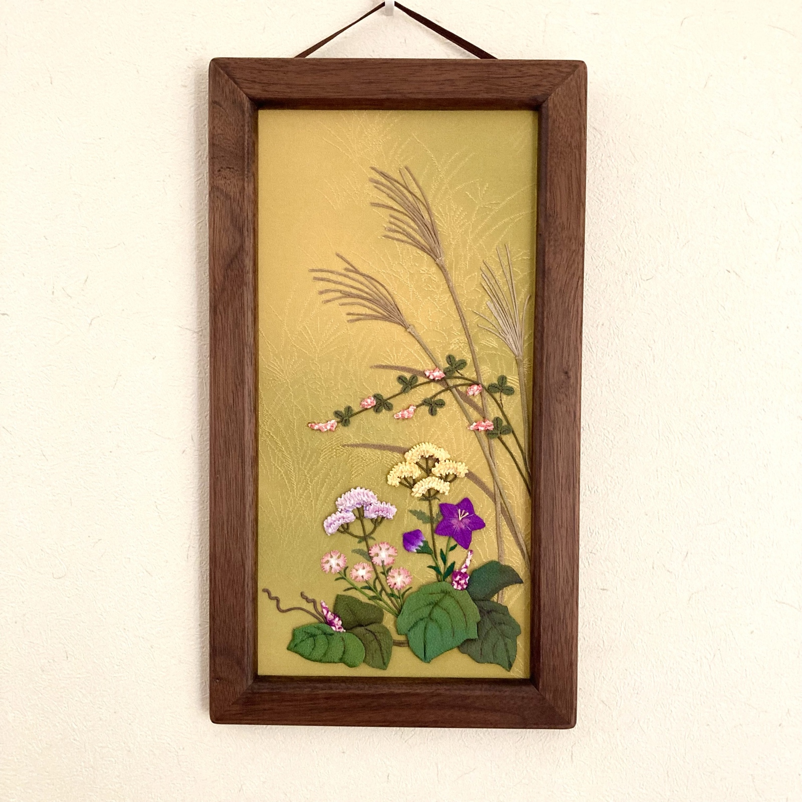 手作り押絵の壁飾り『木蓮』額付き 押絵飾り・花歳時記（木蓮）｜株式会社さくらほりきり