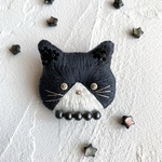 ハチワレ猫の刺繍ブローチ(すみ黒)