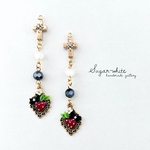 🍓 Strawberry heart bracelet ✵  十字架と苺のコラソンの耳飾り  ピアス  イヤリング   軽量  シンプル  🉐プチプラ    