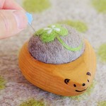 羊毛ピンクッション　はりねずみくん　四つ葉のクローバー