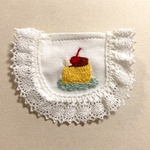 12センチぬいサイズ　刺繍入りスタイ(プリン)