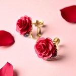 赤い薔薇とレッドビーズのイヤリング【ピアスに変更可能】