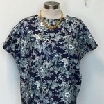 紺地（花いっぱい)の生地からブラウス・・M〜Ｌサイズ