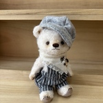 ハンドメイド　大きなキャスケット帽子を被ったテディベア風クマさん🧸ぬいぐるみ