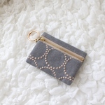 タンバリン　フロントジップミニポーチ　（グレー、刺繍ピンクベージュ）　ミナペルホネン　カラビナ付き　スマートキー　鍵　キーケース　カード