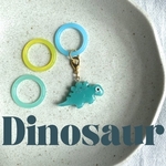 【お名前入り】アンブレラマーカー🦖恐竜　(めじるしアクセサリー／オーダー式)(親子お揃い/兄弟お揃い/プチギフト/プレゼント)