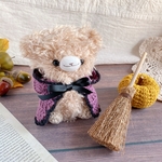 紫のケープをまとったふわもこハロウィン魔女くまさんのあみぐるみ