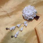つまみ細工の花くすヘアクリップ・中・下がり付き(雪襲)