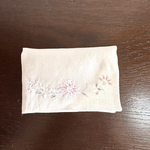 手刺繍のポケットティッシュケース〈WH花〉