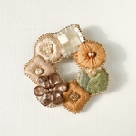 リース刺繍ブローチ（秋色ブラウン）
